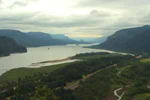 the mighty Columbia River separates Oregon and Washington